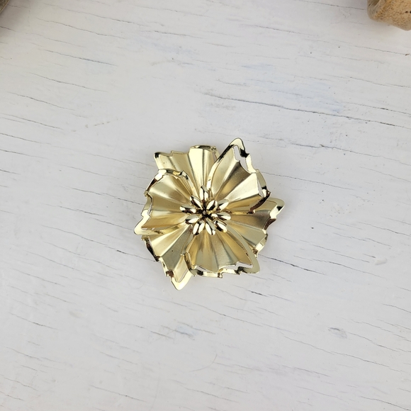 Vintage 1960s Brooch Gold Tone Metal Flower - Picture 12 of 15